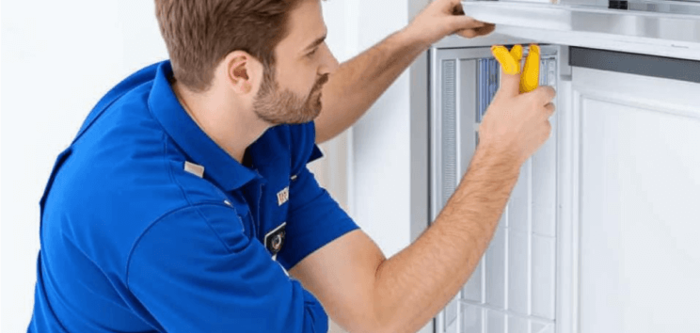 Специалист по ремонту холодильников